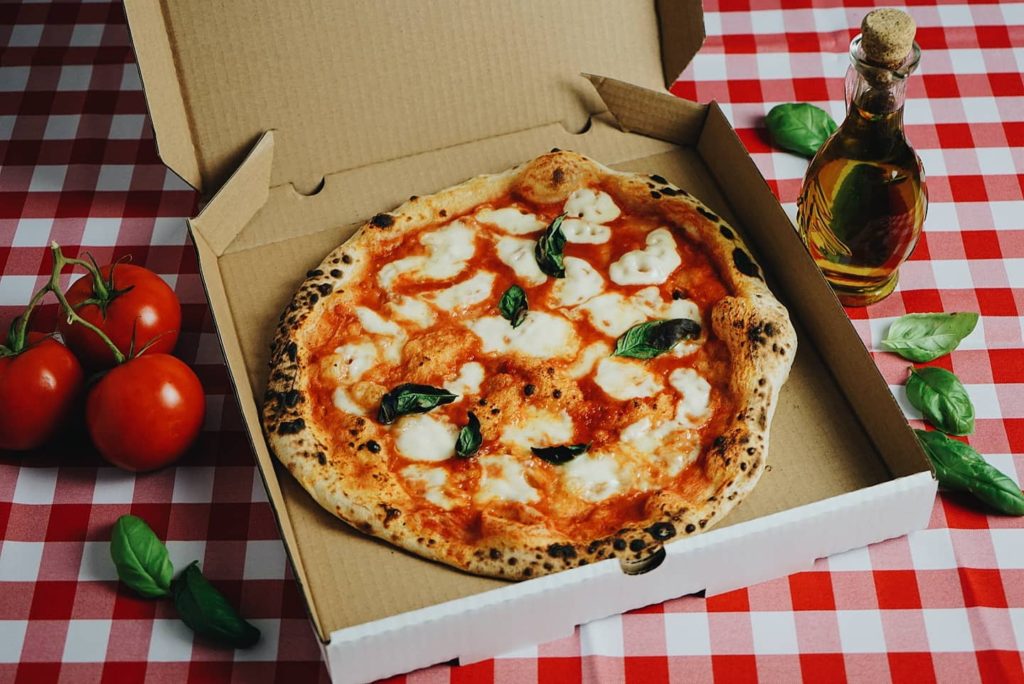 Pizza neapolitańska w dostawie