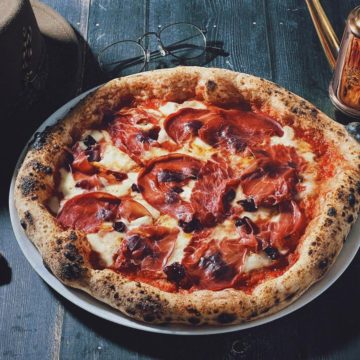 Pizza neapolitańska z serem Taleggio, żurawiną oraz Bresaolą