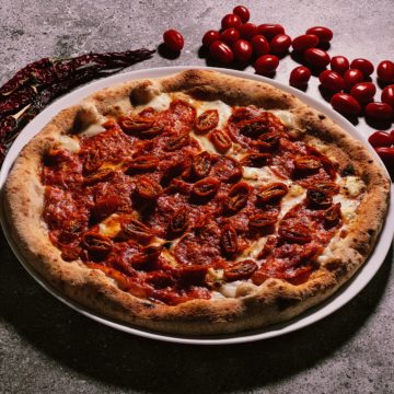 Biała pizza – pizza bianca z konfitowanymi pomidorkami i Spianata